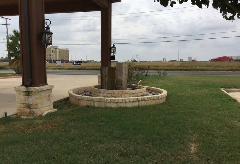 فندق على الطريق Pearsall Inn And Suites