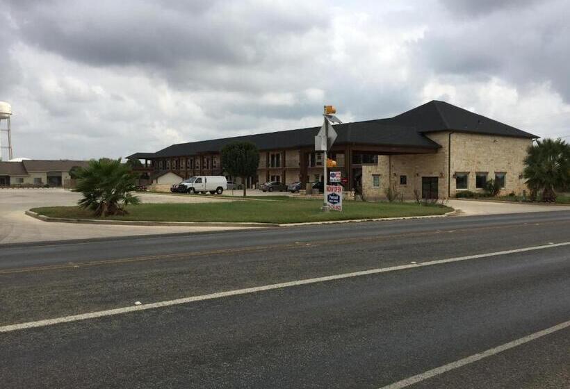 فندق على الطريق Pearsall Inn And Suites