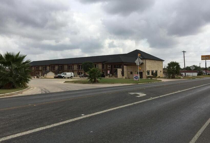 فندق على الطريق Pearsall Inn And Suites