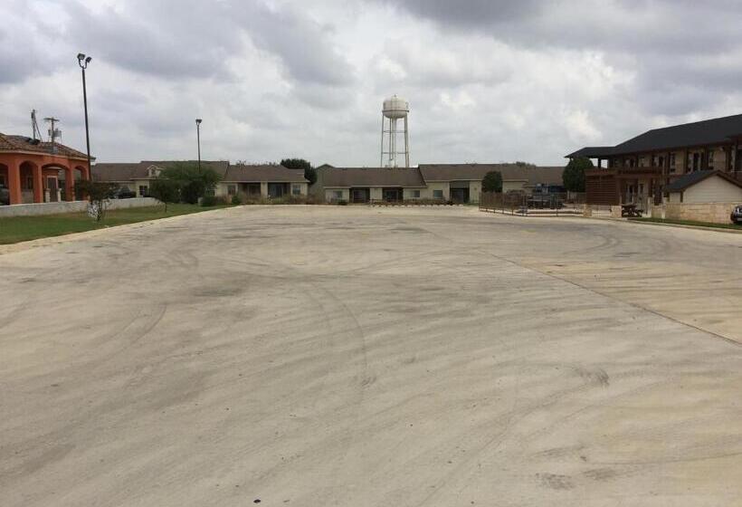 모텔 Pearsall Inn And Suites