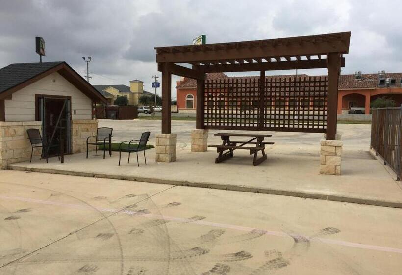 فندق على الطريق Pearsall Inn And Suites