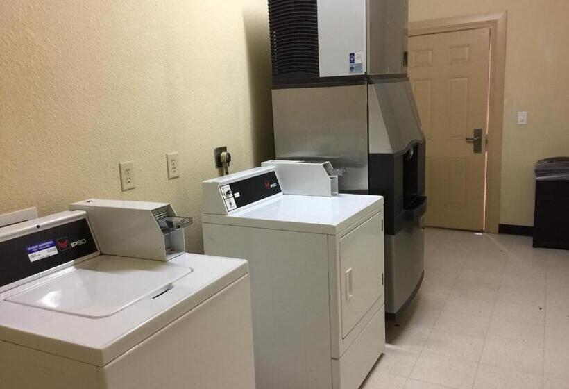 فندق على الطريق Pearsall Inn And Suites