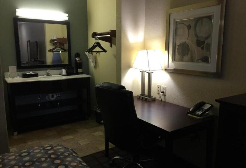 فندق على الطريق Pearsall Inn And Suites