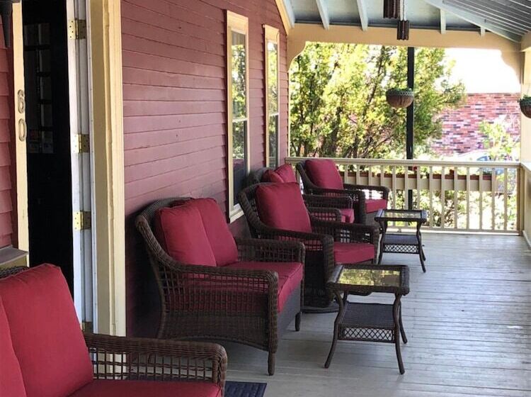 펜션 Central House Inn