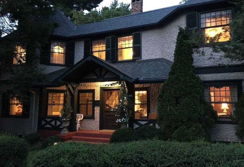 Pinecrest Bed & Breakfast