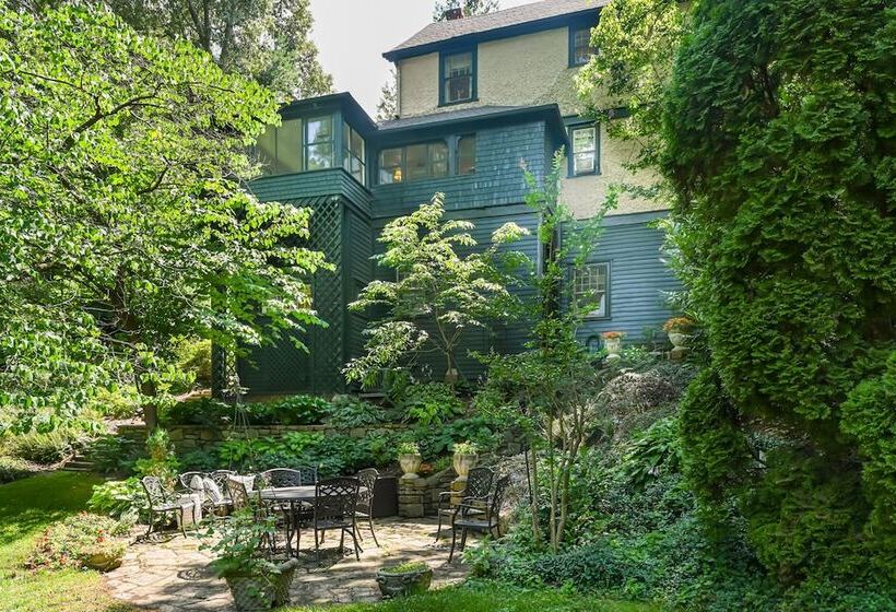 Pinecrest Bed & Breakfast