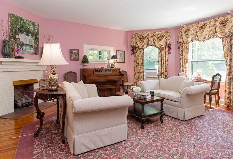 Pinecrest Bed & Breakfast