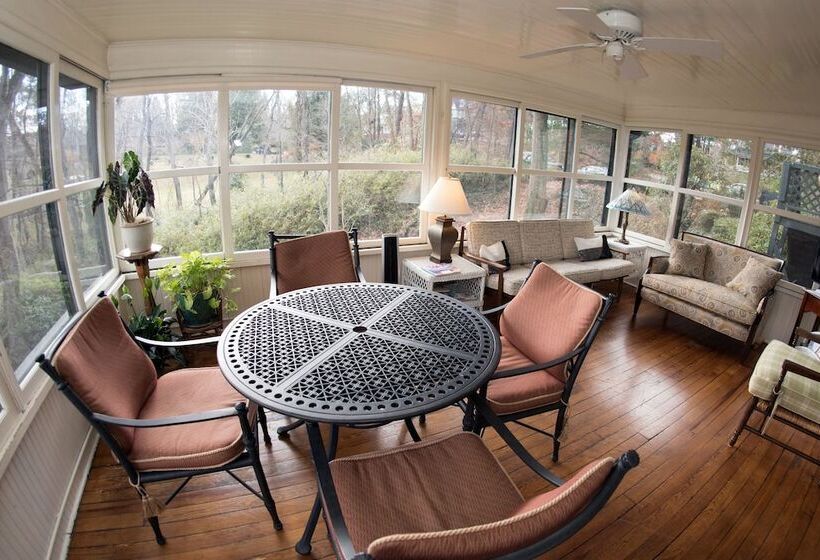 Pinecrest Bed & Breakfast