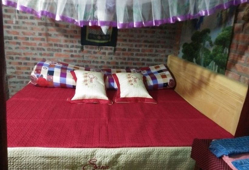 A De Homestay  Hostel