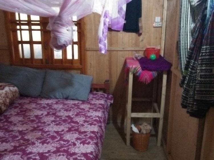 A De Homestay  Hostel