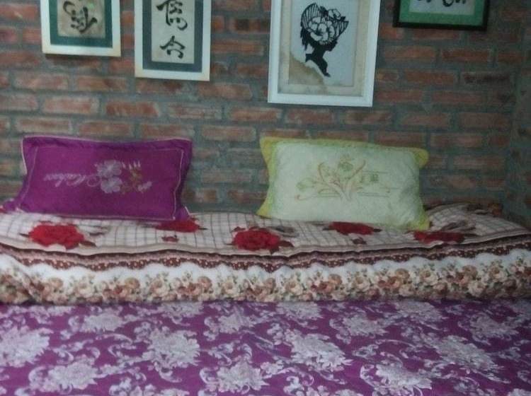 A De Homestay  Hostel