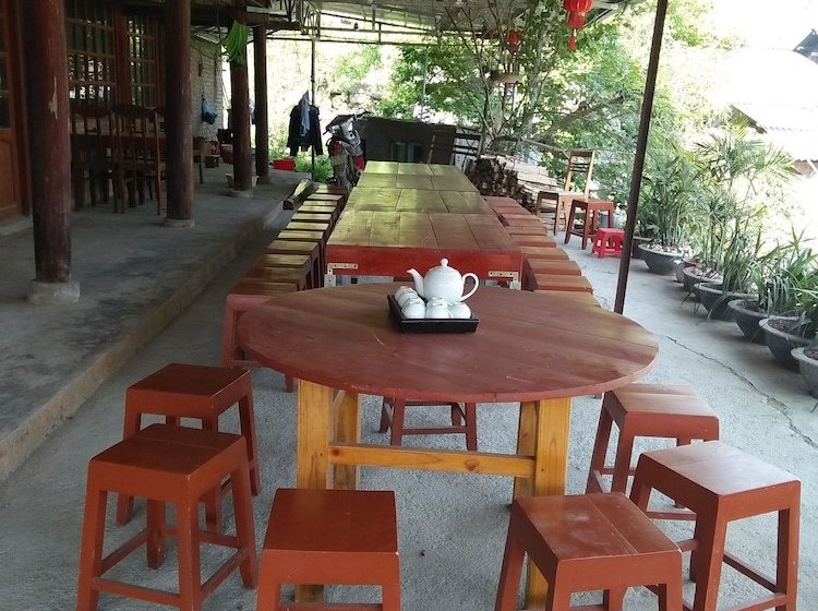 A De Homestay  Hostel