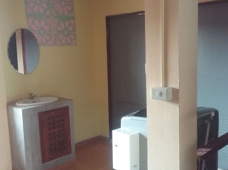 Arunrat Guesthouse   Hostel
