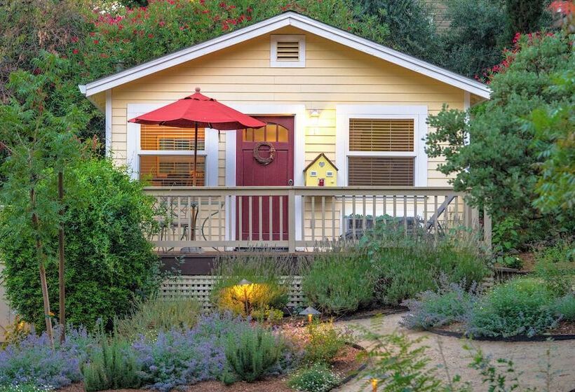 Aurora Park Cottages