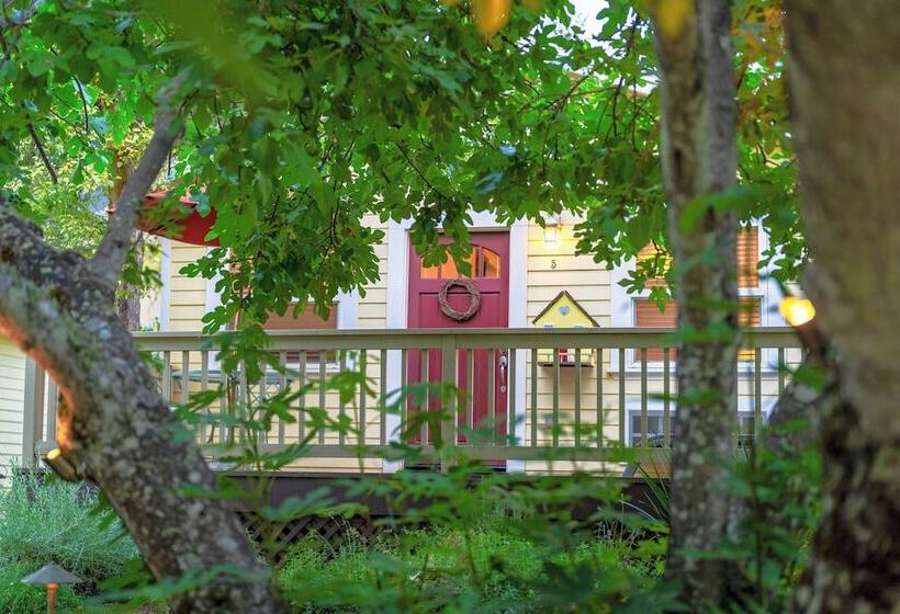 Aurora Park Cottages