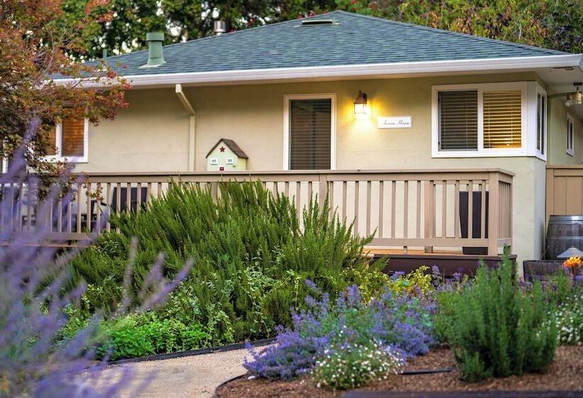 Aurora Park Cottages