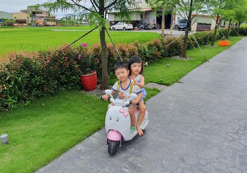 تختخواب و صبحانه Honeysuckle Family Castle