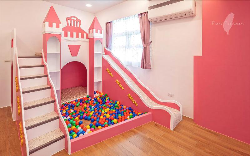 تختخواب و صبحانه Honeysuckle Family Castle