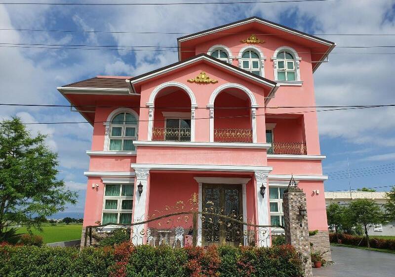 تختخواب و صبحانه Honeysuckle Family Castle