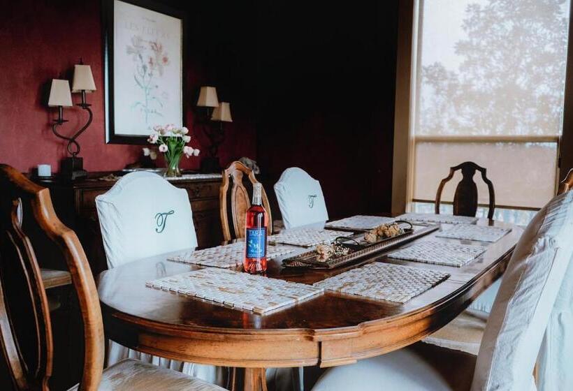 Хостел Tara Vineyard & Winery Estate