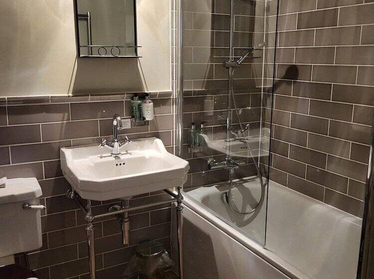 פונדק The Black Hat