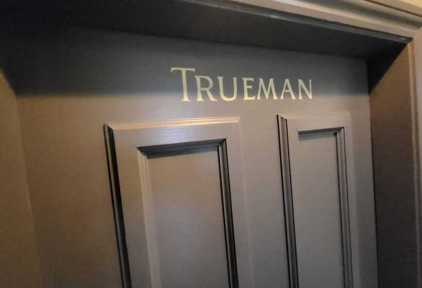 פונדק The Black Hat