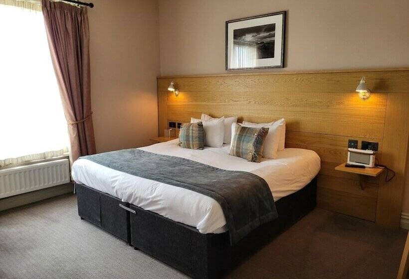 פונדק The Black Hat