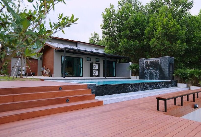 هتل Canvas Family Home