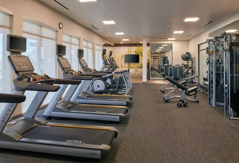 هتل Courtyard By Marriott Petoskey At Victories Square