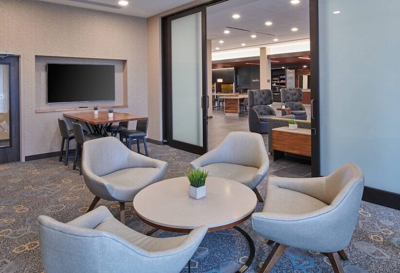 هتل Courtyard By Marriott Petoskey At Victories Square