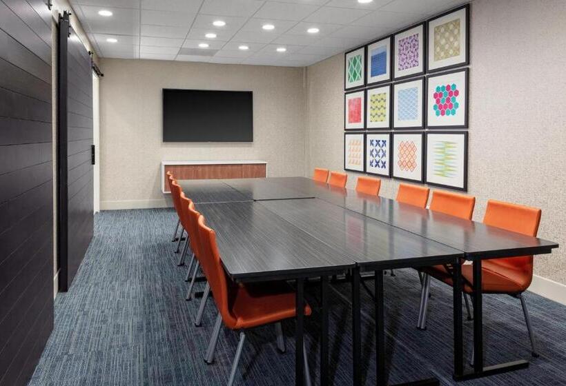 Отель Holiday Inn Express & Suites Wilmington West Medical Park, An Ihg