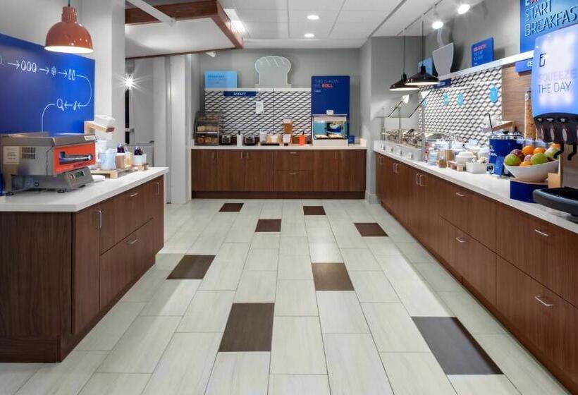 Отель Holiday Inn Express & Suites Wilmington West Medical Park, An Ihg