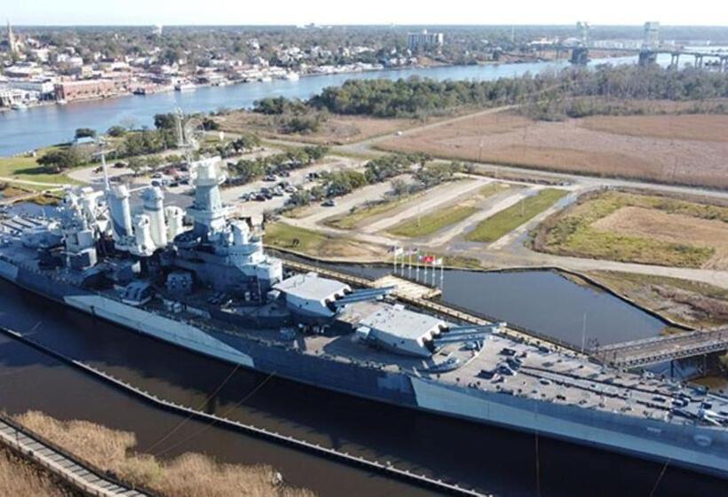 Отель Holiday Inn Express & Suites Wilmington West Medical Park, An Ihg