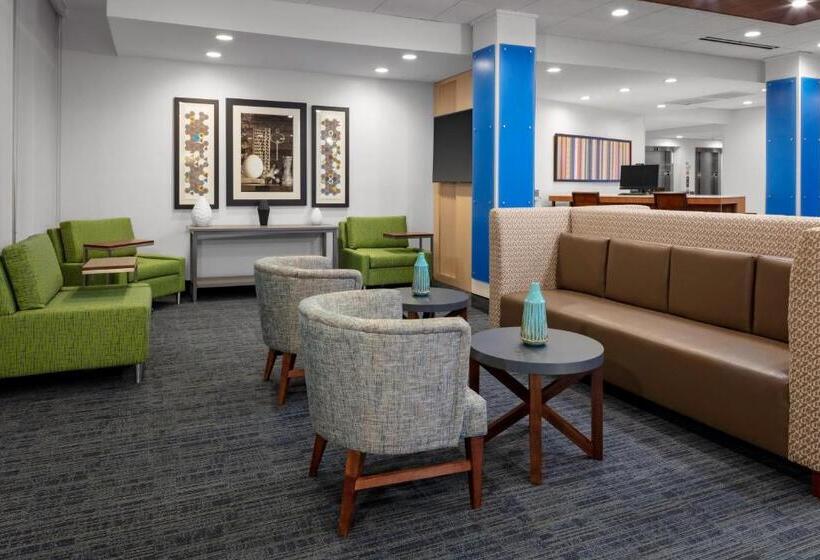 Отель Holiday Inn Express & Suites Wilmington West Medical Park, An Ihg