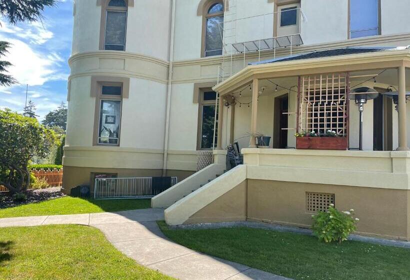 فندق Manresa Castle