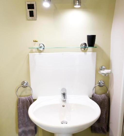 בית מלון כפרי Rose And Crown