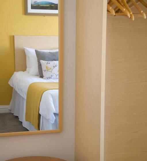 בית מלון כפרי Rose And Crown