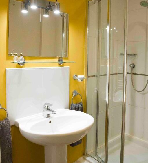 בית מלון כפרי Rose And Crown