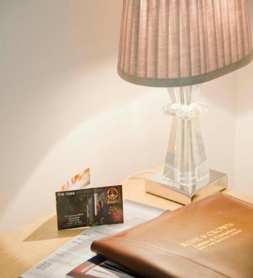 בית מלון כפרי Rose And Crown