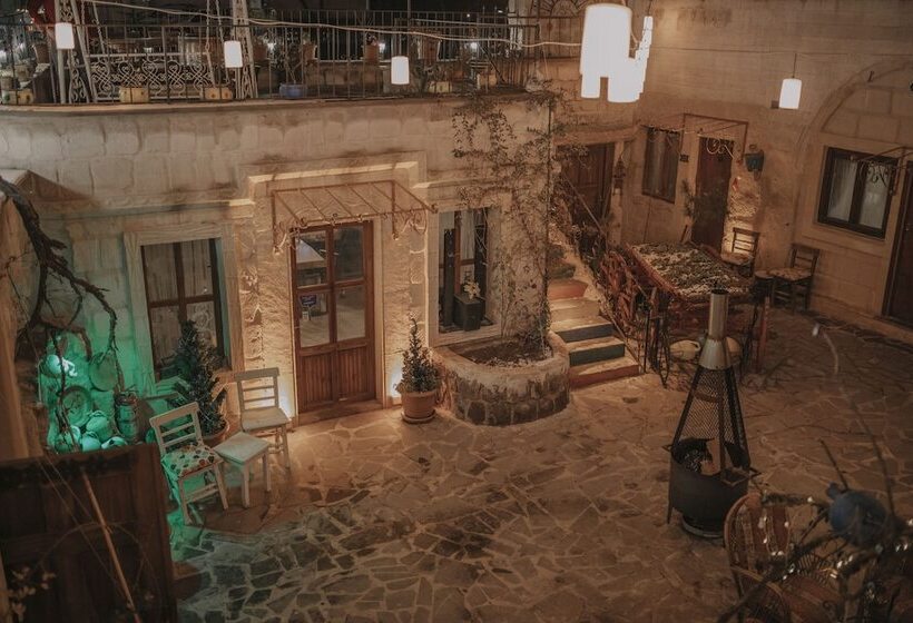هتل Young Cave