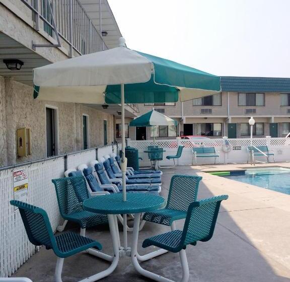 מוטל Sand Pebble Motor Lodge