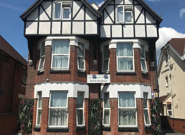 פנסיון Landguard House Bed Only