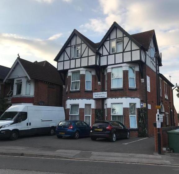 פנסיון Landguard House Bed Only