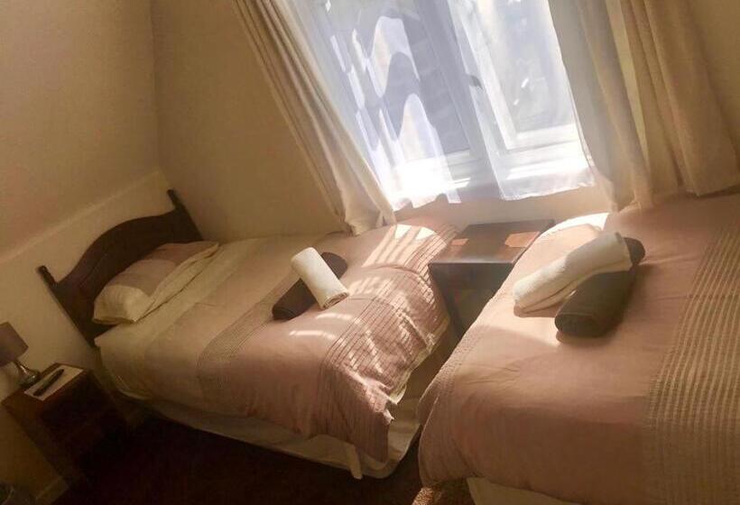 פנסיון Landguard House Bed Only