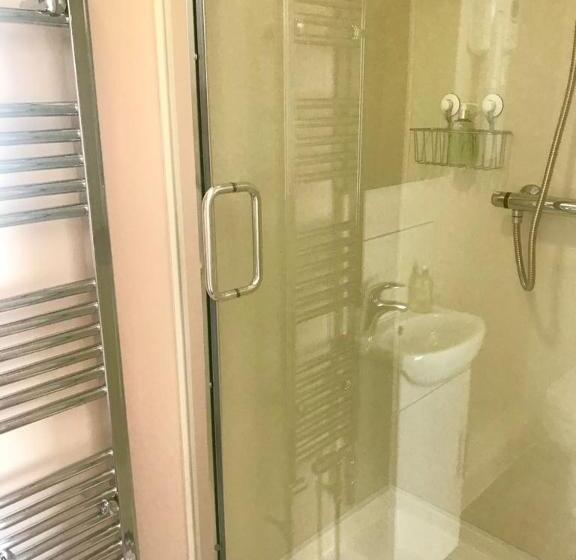 פנסיון Landguard House Bed Only