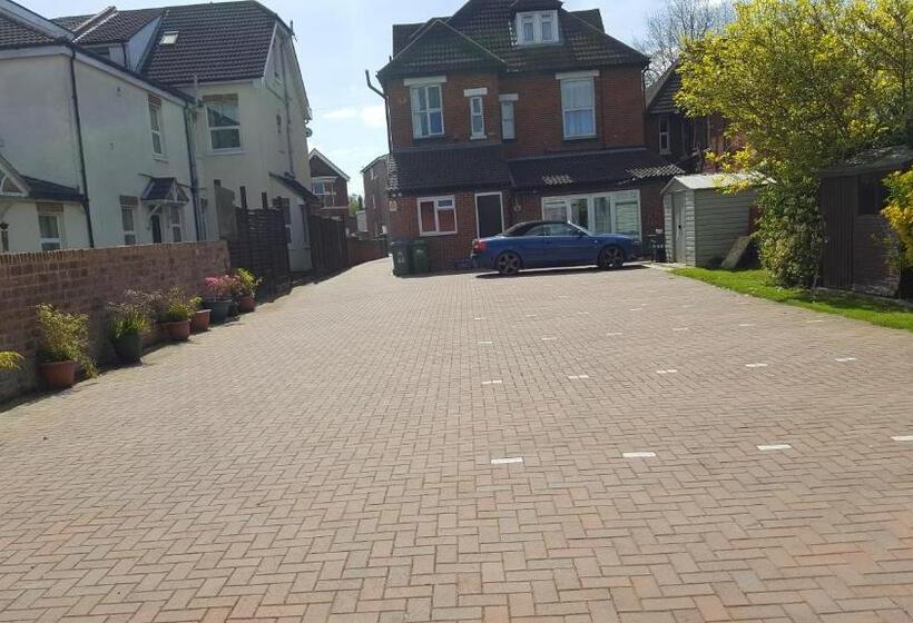 פנסיון Landguard House Bed Only