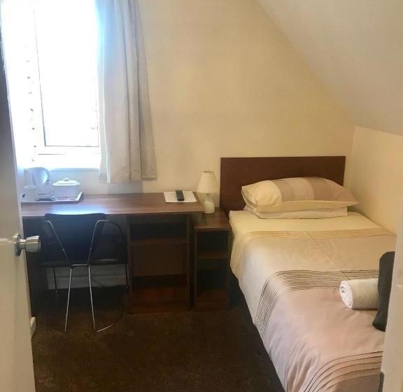 פנסיון Landguard House Bed Only