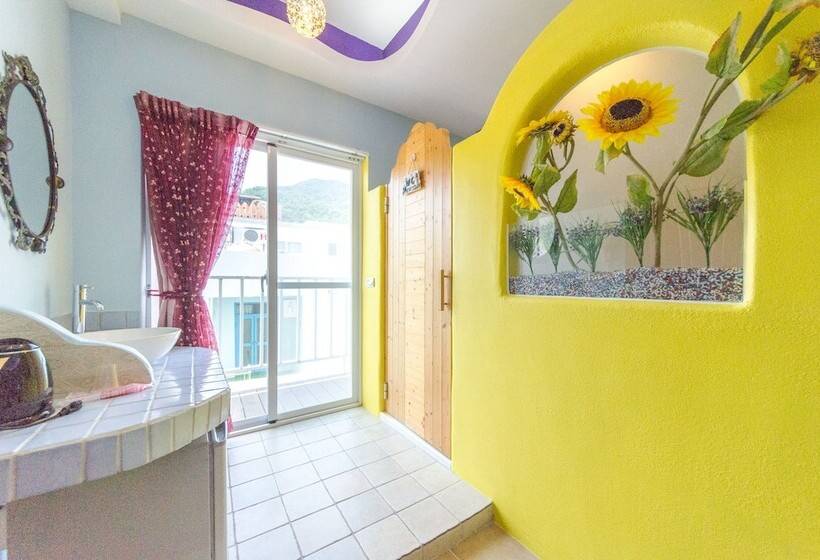 تختخواب و صبحانه Yellow Submarine