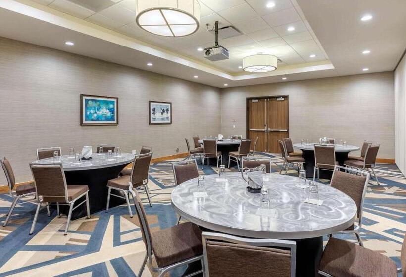 Cambria Hotel Davenport Quad Cities