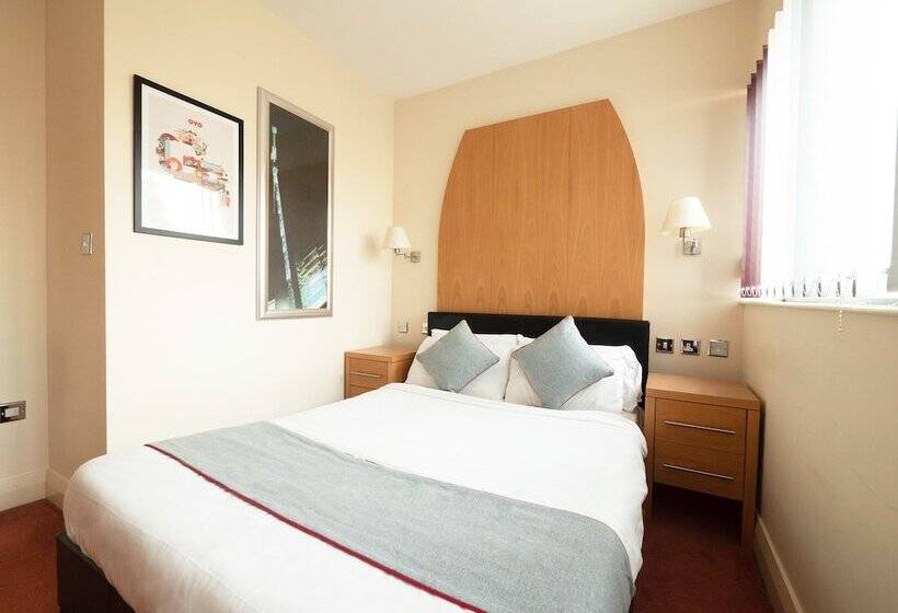 בית מלון כפרי Chase Suites